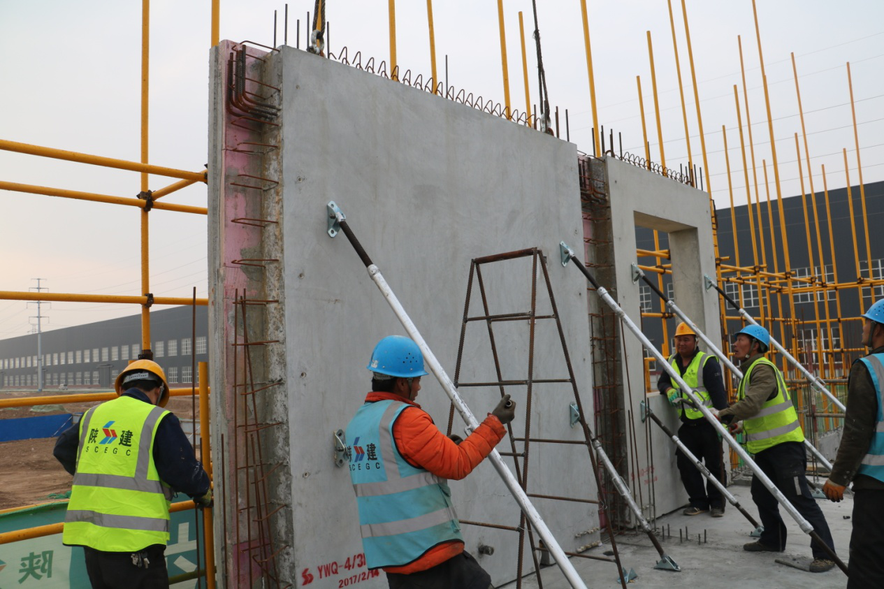 陕建建筑产业基地装配式公寓楼顺利实施吊装